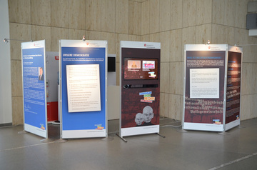 Eingangstafeln der Ausstellung "Gemeinsam gegen Rechtsextremismus"