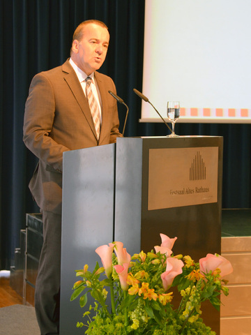 Minister Pistorius bei seinem Grußwort beim Symposium "Salafismus & Islamfeindlichkeit" am 29. April 2015
