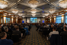 Mittiger Blick vom Eingang in den Konferenzsaal im Hotel Maritim am Airport Hannover zur Wirtschaftsschutztagung 2022