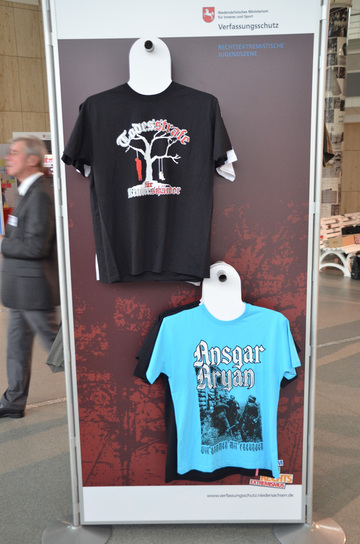 Tafel mit T-Shirts in der Ausstellung "Gemeinsam gegen Rechtsextremismus"