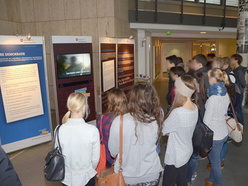 Schulklasse bei einer Führung durch die Ausstellung