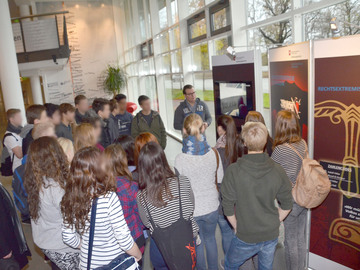 Schulklasse bei einer Führung durch die Ausstellung