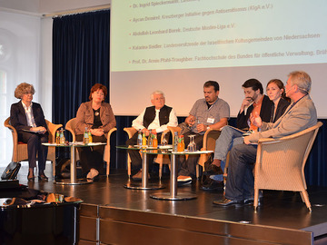 Dr. Ingrid Spieckermann, Katarina Seidler, Abdullah Leonhard Borek, Aycan Demirel, Prof. Dr. Armin Pfahl-Traughber, Daniela Schlicht, Horst Lahmann (v.l.n.r.)