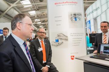 CeBIT 2016: Wirtschaftsschutz-Team im Gespräch mit dem Nieders. Ministerpräsidenten Stephan Weil
