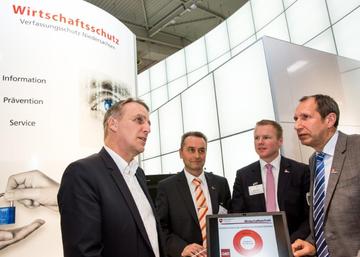 CeBIT 2016: Wirtschaftsschutz-Team im Gespräch mit