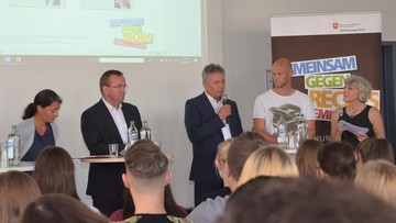 Filiz Polat (MdB), Boris Pistorius (Minister für Inneres und Sport), Bernhard Witthaut (Verfassungsschutzpräsident), Alexander Ukrow (Trainer Nachwuchsleistungszentrum VfL Osnabrück), Marion Fründ (BBS Pottgraben)