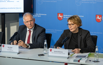 Verfassungsschutzpräsident Pejril und Innenministerin Behrens stellen den Verfassungsschutzbericht 2023 der Presse vor