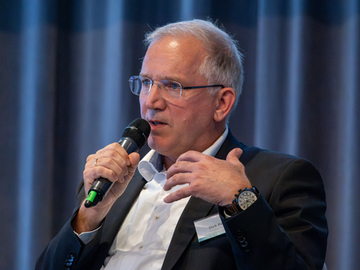 Verfassungsschutzpräsident Pejril auf dem Podium des Symposiums