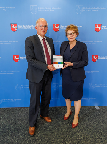 Verfassungsschutzpräsident Dirk Pejril und Innenministerin Daniela Behrens mit dem neuen Verfassungsschutzbericht 2024