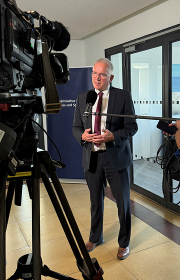 Verfassungsschutzpräsident Dirk Pejril im Interview mit einem Fernsehsender
