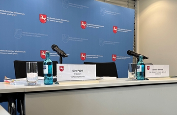 Podium zur Vorstellung des Verfassungsschutzberichtes 2024
