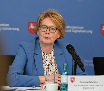Innenministerin Daniela Behrens bei der Vorstellung des Verfassungsschutzberichtes vor der Presse