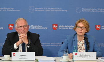 Vorstellung des Verfassungsschutzberichtes vor der Presse durch Verfassungsschutzpräsident Pejril und Innennministerin Behrens