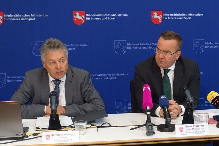 Bernhard Witthaut, Verfassungsschutzpräsident, und Boris Pistorius, Minister für Inneres und Sport