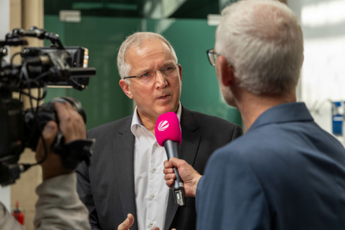 Interview Dirk Pejril mit einem Fernsehteam