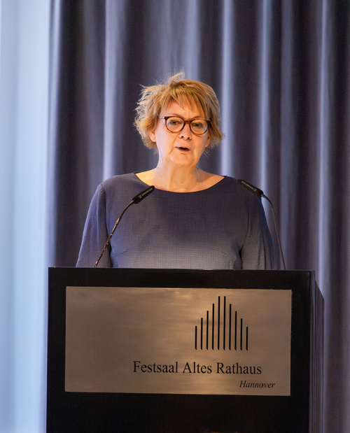 Innenministerin Daniela Behrens bei ihrer Einführung in das Symposium