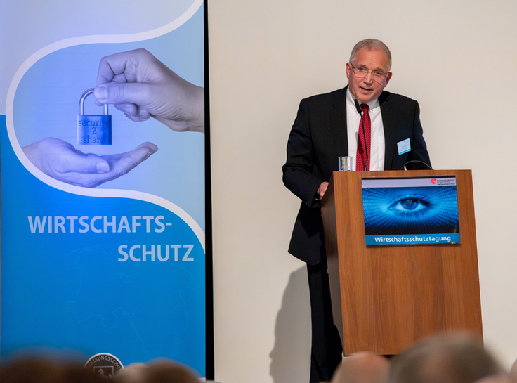 Verfassungsschutzpräsident Pejril bei seiner Keynote