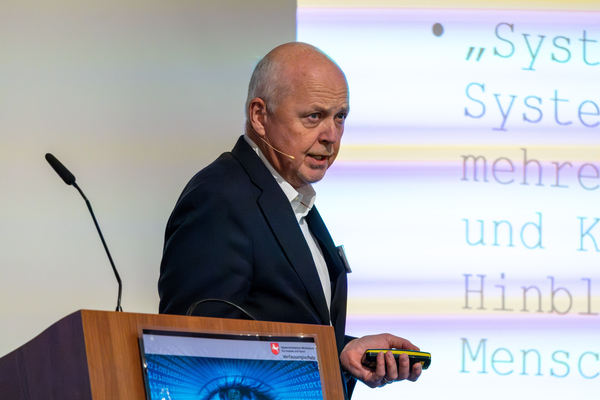 Prof. Andreas Göbel bei seinem Vortrag