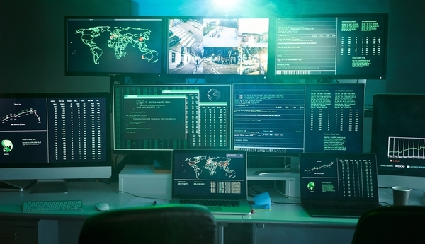Foto eines Computerleitstandes