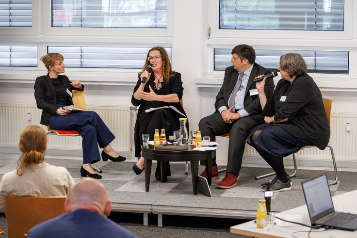 Diskussionsrunde-Teilnehmende