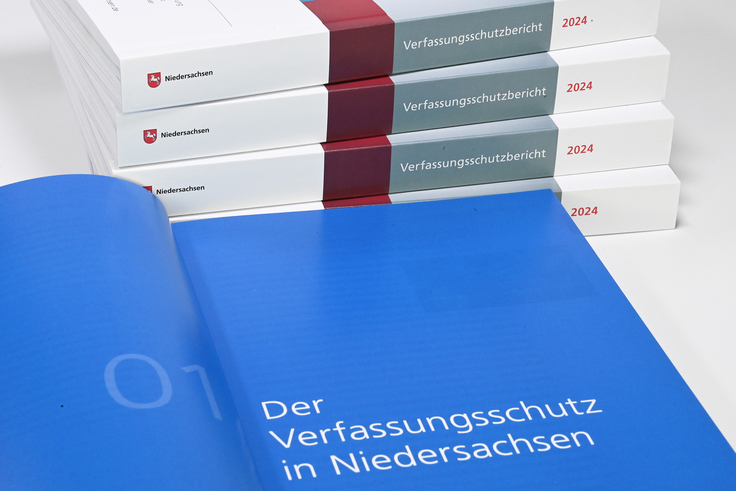 aufgeklappter Verfassungsschutzbericht 2024