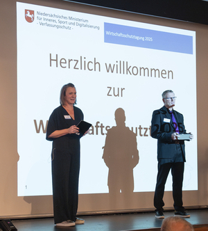 Die Moderatoren der Veranstaltung: Sonja Flemming und Markus Böger aus dem Fachbereich Wirtschaftsschutz des Nds. Verfassungsschutzes