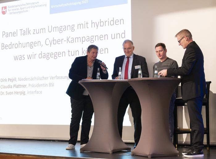 Teilnehmende des Panel Talk