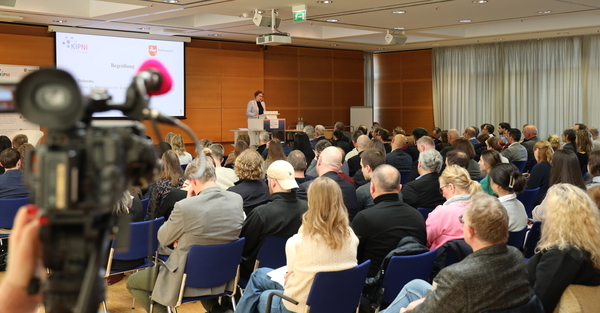 Ministerin Daniela Behrens begrüßt die Teilnehmenden