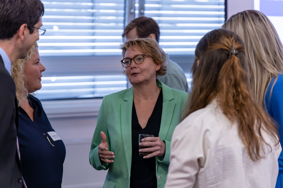 Innenministerin Behrens im Gespräch mit Teilnehmenden der Veranstaltung