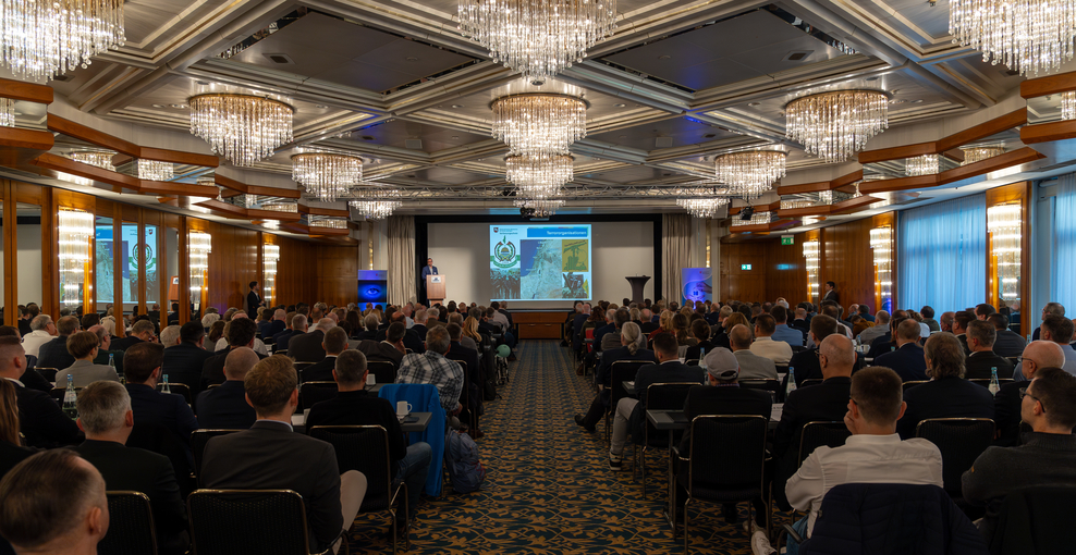 Mittiger Blick vom Eingang in den Konferenzsaal im Hotel Maritim am Airport Hannover zur Wirtschaftsschutztagung 2022