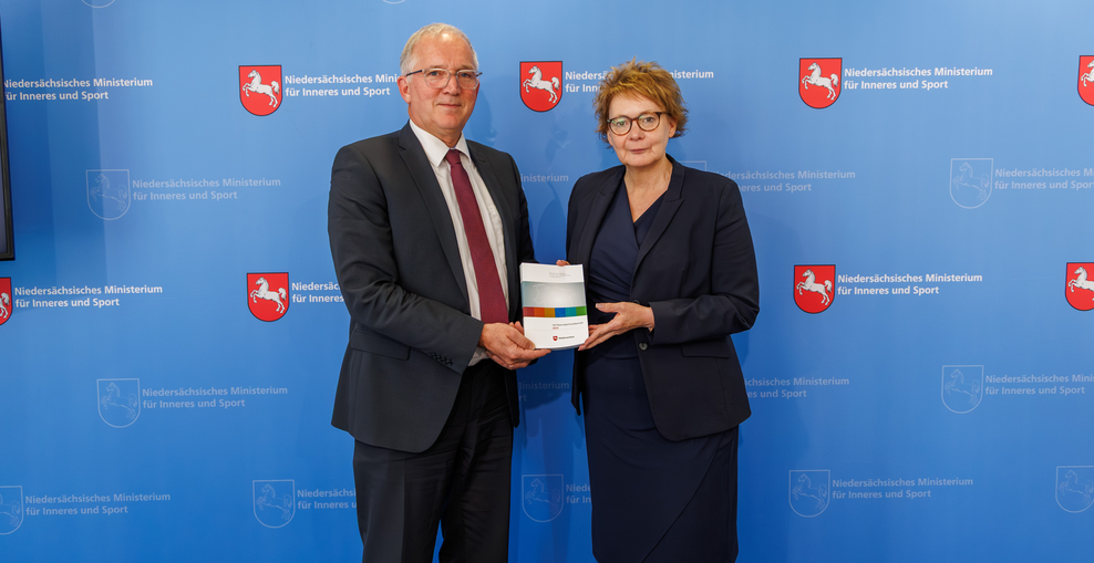 Verfassungsschutzpräsident Dirk Pejril und Innenministerin Daniela Behrens mit dem neuen Verfassungsschutzbericht 2024