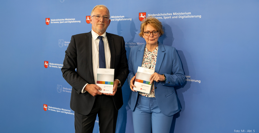 Vorstellung des Verfassungsschutzberichtes vor der Presse durch Verfassungsschutzpräsident Pejril und Innennministerin Behrens